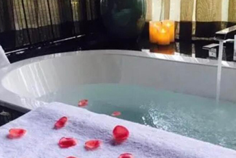 武汉水疗池中的失重冥想：当身体学会漂浮